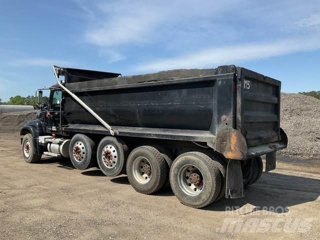 Mack CV713 Autobasculanta