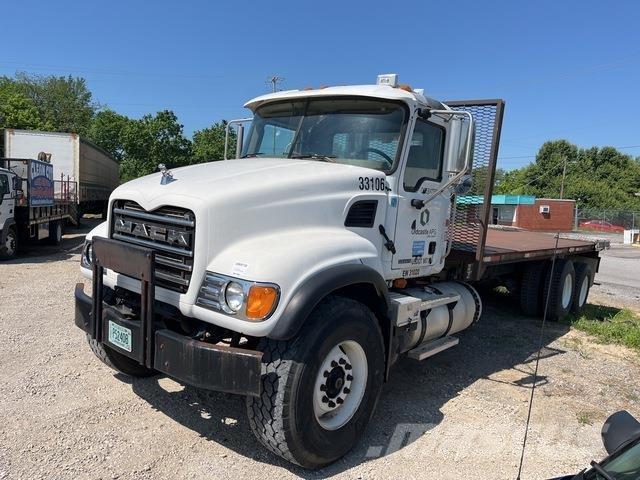 Mack CV713 Camioane platforma/prelata