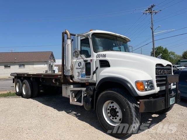 Mack CV713 Camioane platforma/prelata