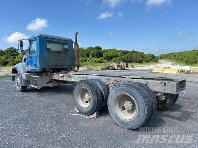 Mack CV713 Cabine si interior