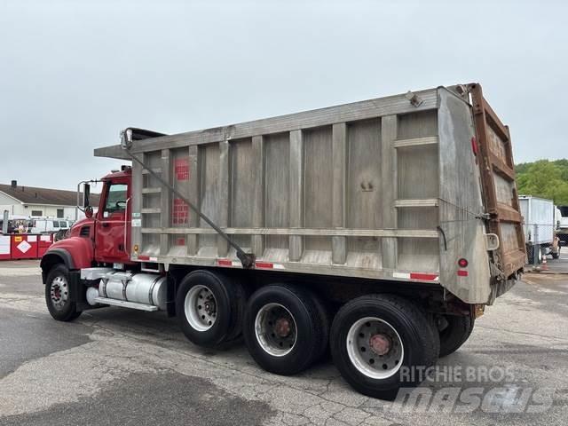 Mack CV713 Autobasculanta