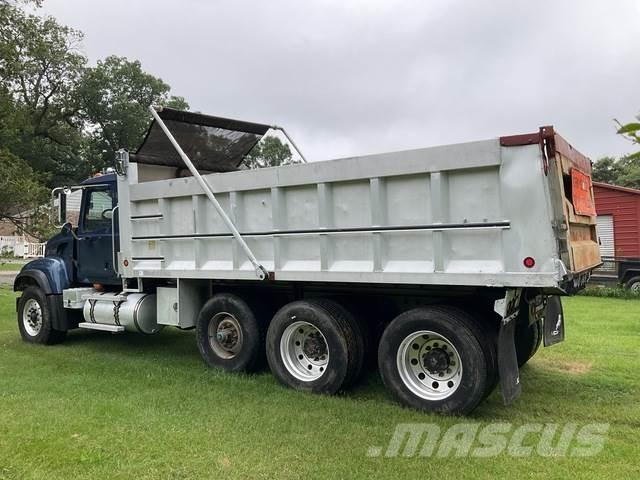 Mack CV713 Autobasculanta