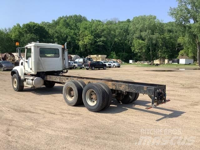 Mack CV713 Cabine si interior