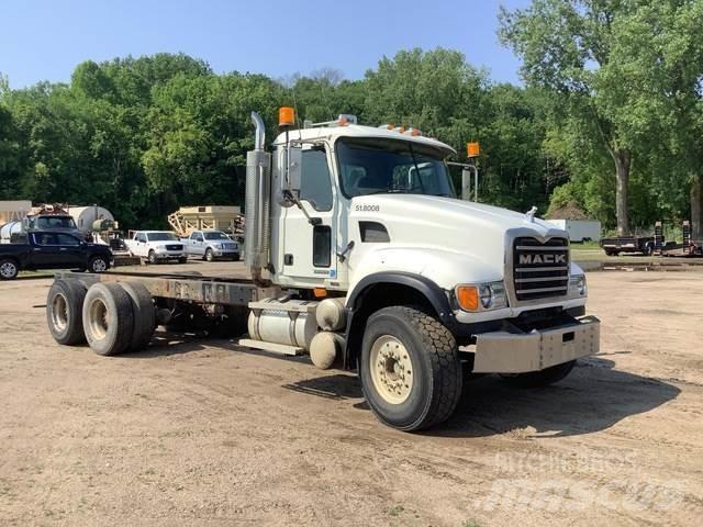 Mack CV713 Cabine si interior
