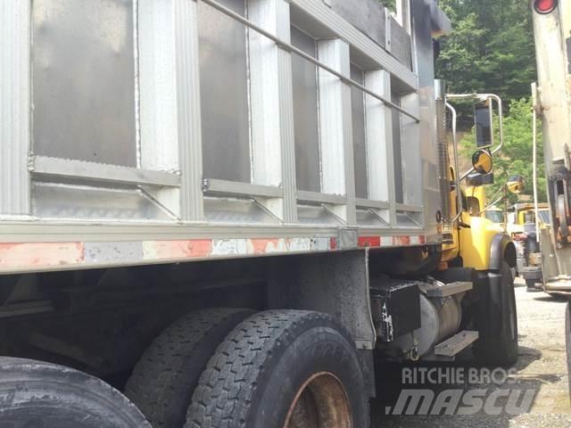 Mack CV713 Dispersare nisip si sare