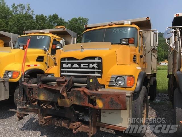 Mack CV713 Dispersare nisip si sare