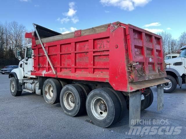 Mack CV713 Autobasculanta