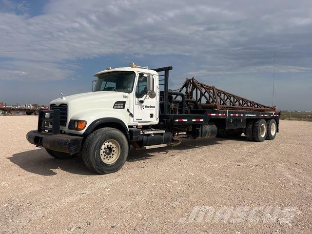 Mack CV713 Camioane platforma/prelata
