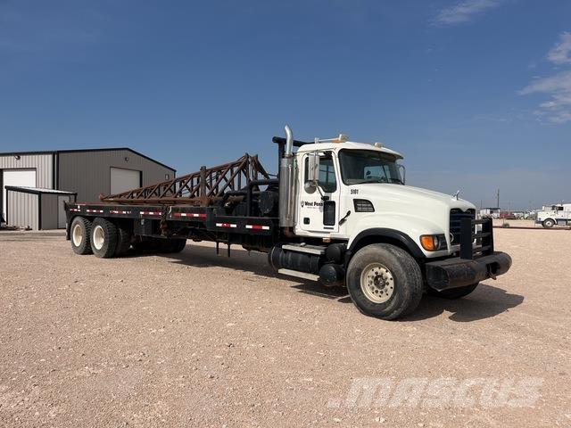 Mack CV713 Camioane platforma/prelata