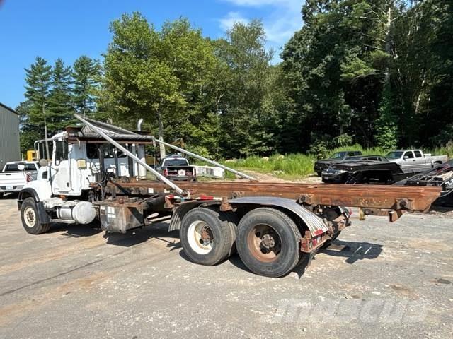 Mack CV713 Camion cu incarcator