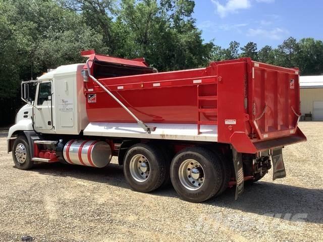 Mack CXU613 Autobasculanta