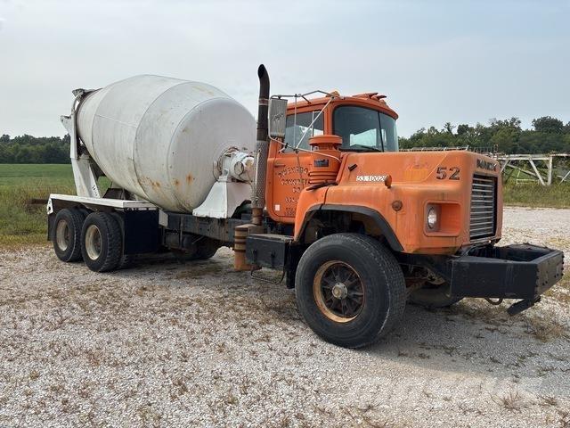Mack DM690 Cisterne