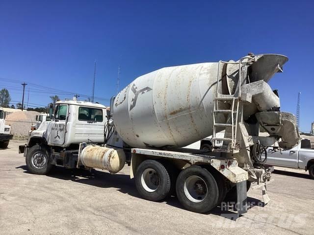 Mack DM690S Altele