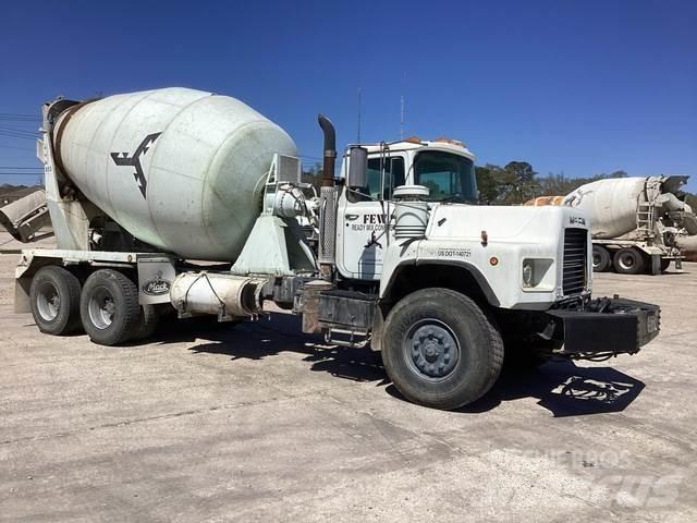 Mack DM690S Altele