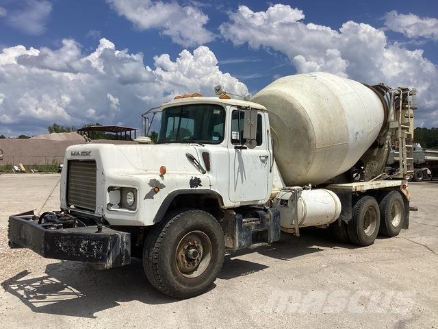 Mack DM690S Altele