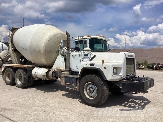 Mack DM690S Altele
