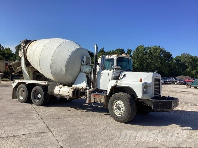 Mack DM690S Altele