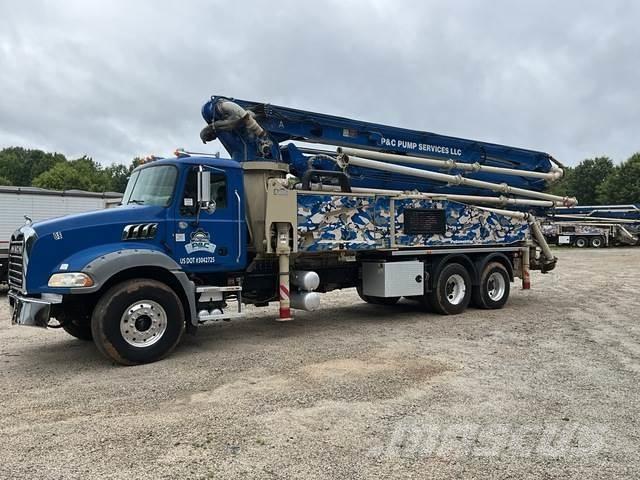 Mack GR64B Pompa pentru beton