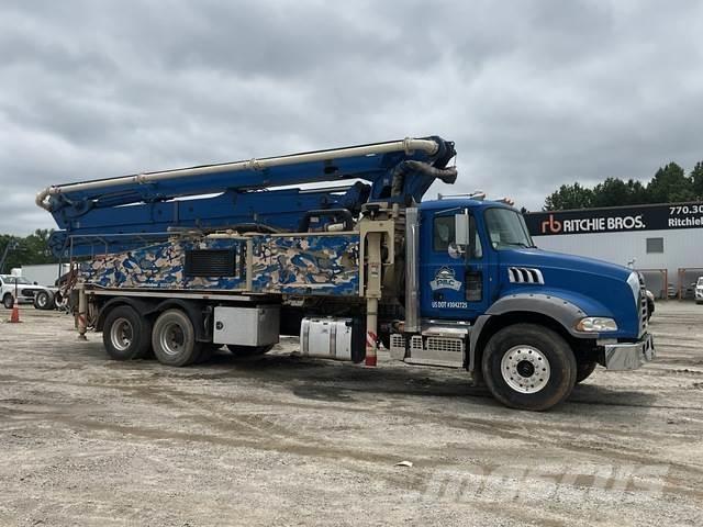 Mack GR64B Pompa pentru beton