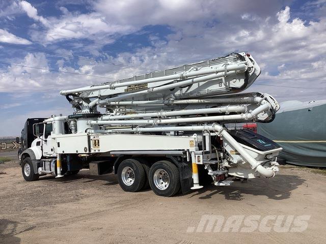 Mack GR64F Pompa pentru beton