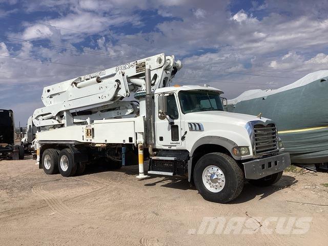 Mack GR64F Pompa pentru beton