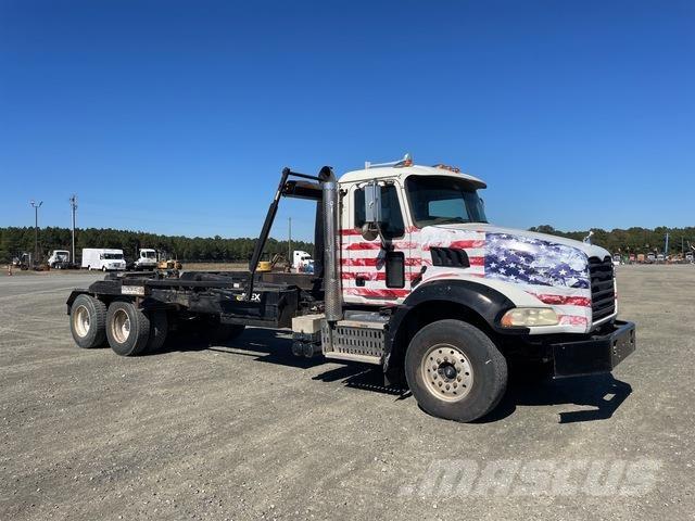 Mack GU533 Camion cu carlig de ridicare
