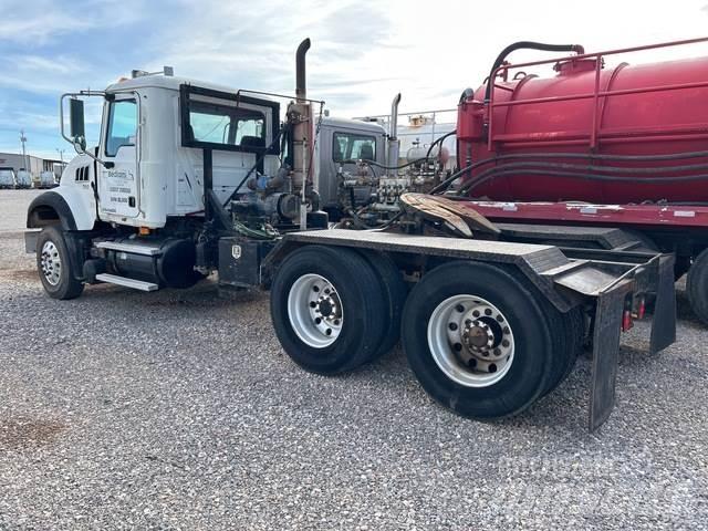 Mack GU713 Autotractoare
