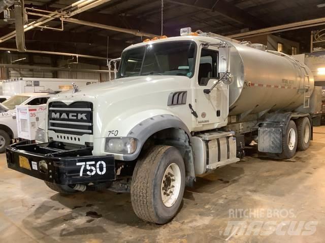 Mack GU713 Cisterne