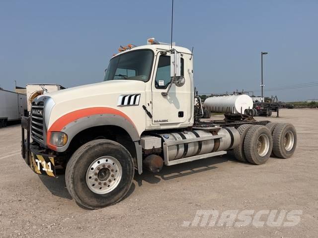 Mack GU713 Autotractoare