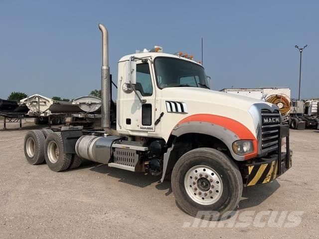Mack GU713 Autotractoare