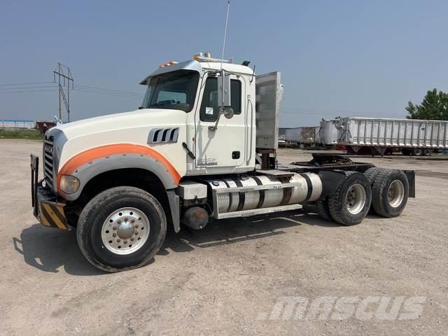 Mack GU713 Autotractoare