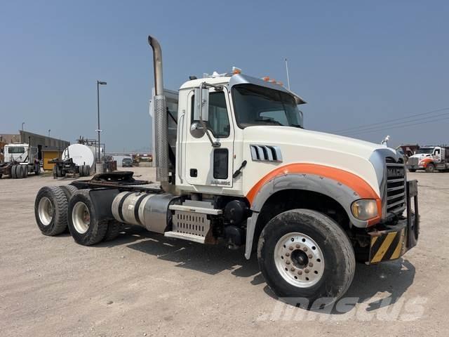 Mack GU713 Autotractoare