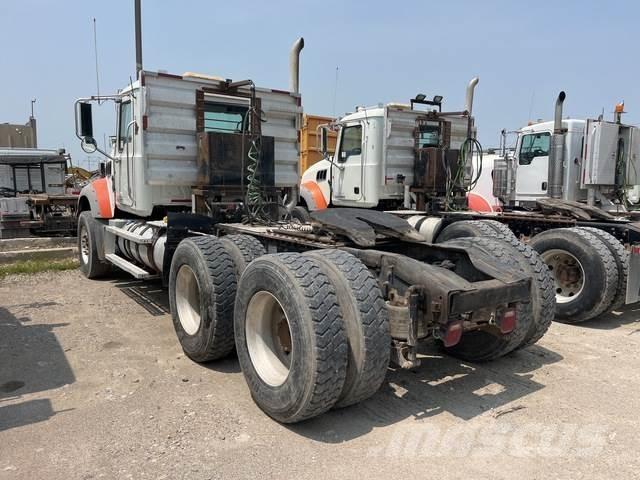 Mack GU713 Autotractoare