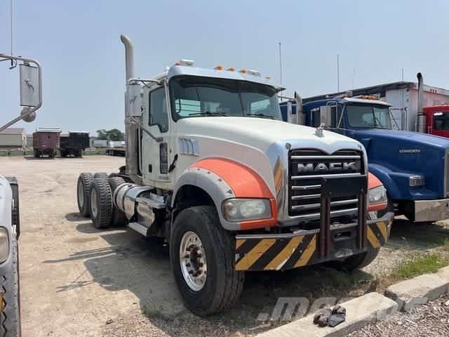 Mack GU713 Autotractoare