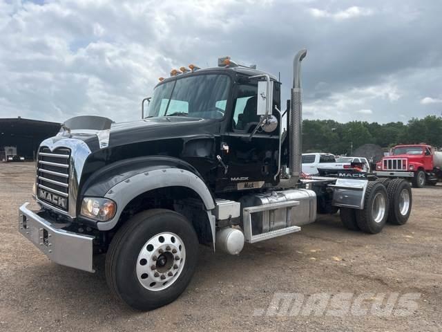 Mack GU713 Autotractoare