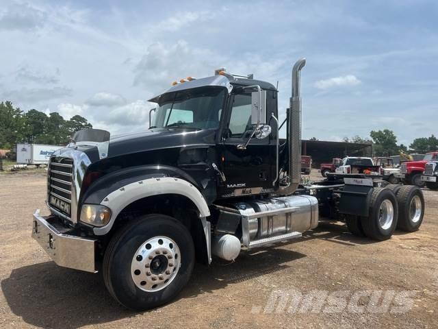 Mack GU713 Autotractoare