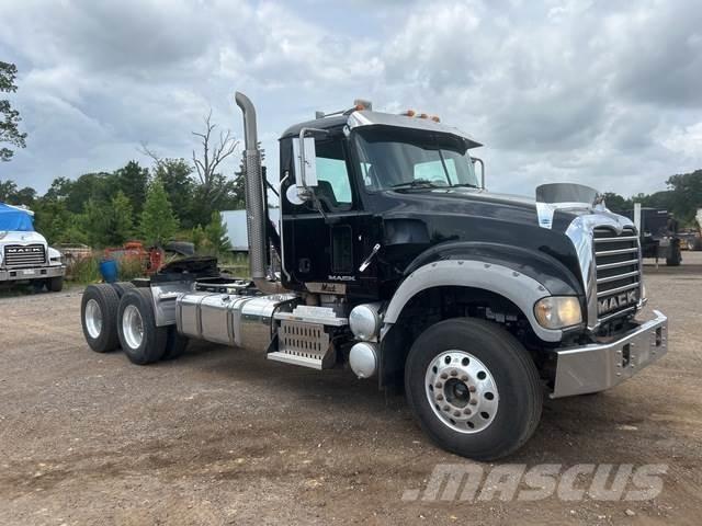 Mack GU713 Autotractoare