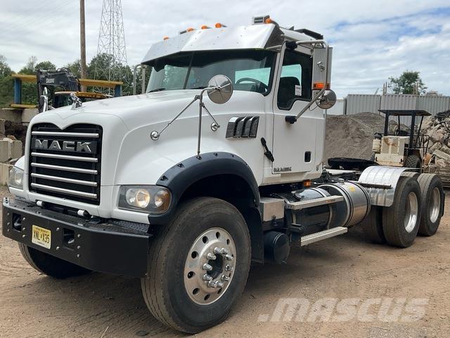 Mack GU713 Autotractoare