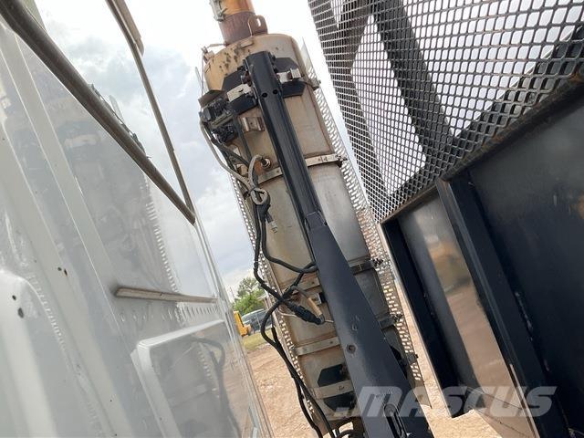 Mack GU713 Camioane platforma/prelata