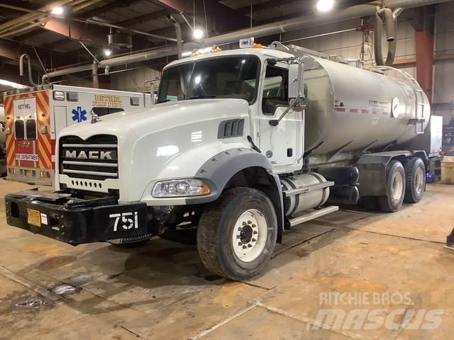 Mack GU813 Cisterne