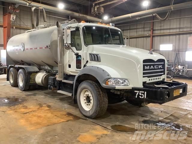Mack GU813 Cisterne