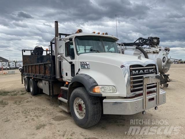 Mack GU813 Camioane platforma/prelata