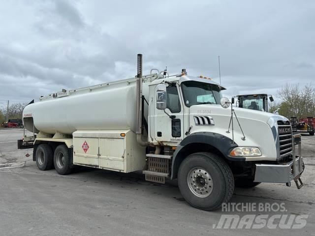 Mack GU813 Cisterne