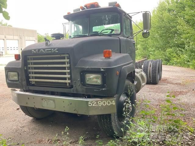 Mack RD688S Cabine si interior