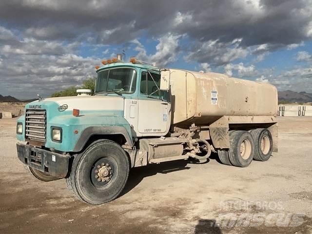 Mack RD690S Cisterne