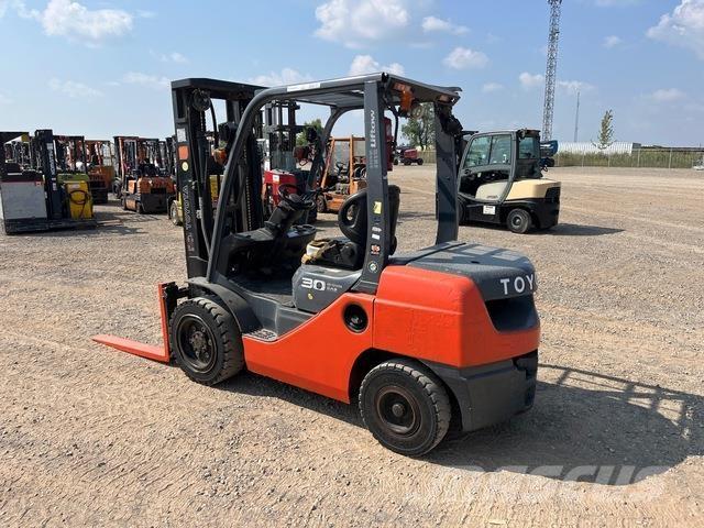 Toyota 8DFU30 Utilaje construcții - Altele