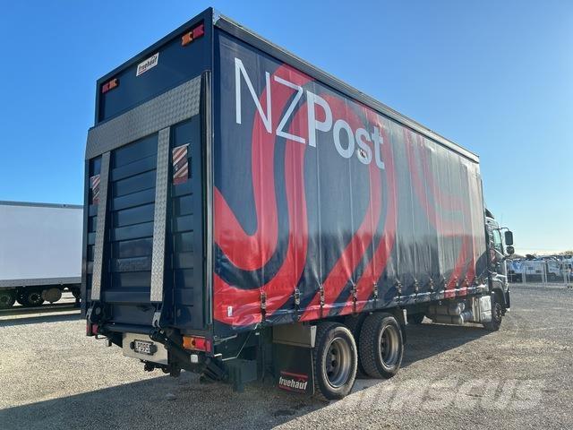 UD CW 26 390 Camion cu prelata