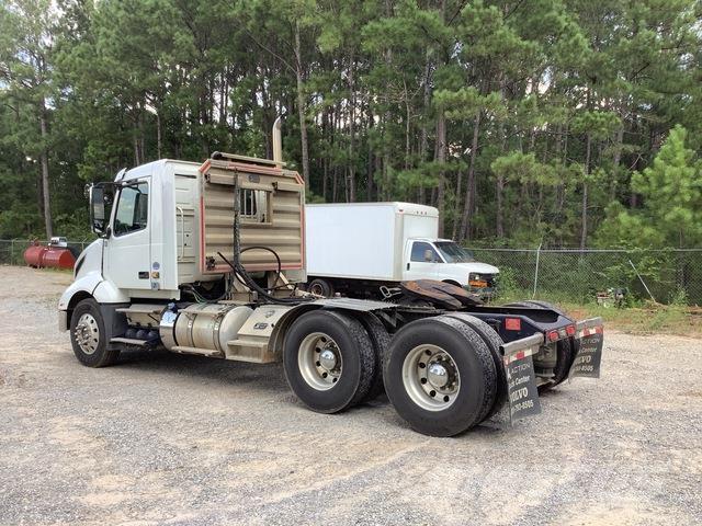 Volvo VNL64T Autotractoare