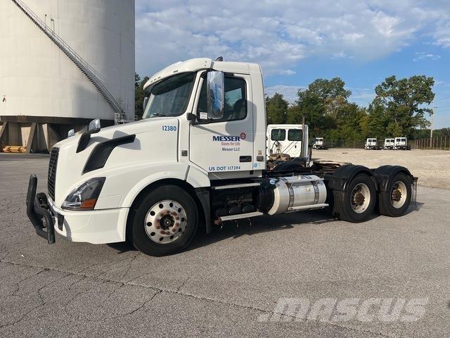 Volvo VNL64T Autotractoare