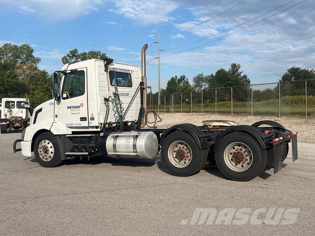 Volvo VNL64T Autotractoare